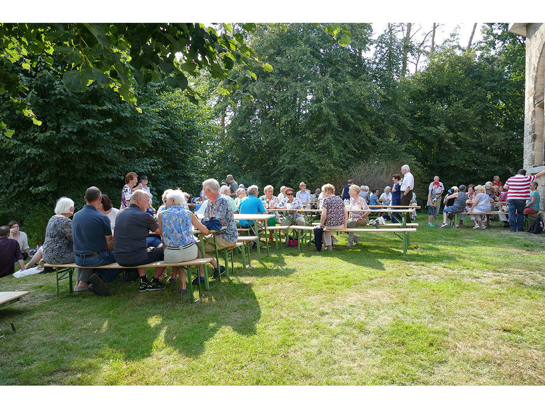 Nachfeier des Mährisch-Neustädter Wachsstockfestes an der Weingartenkapelle (Foto: Karl-Franz Thiede)